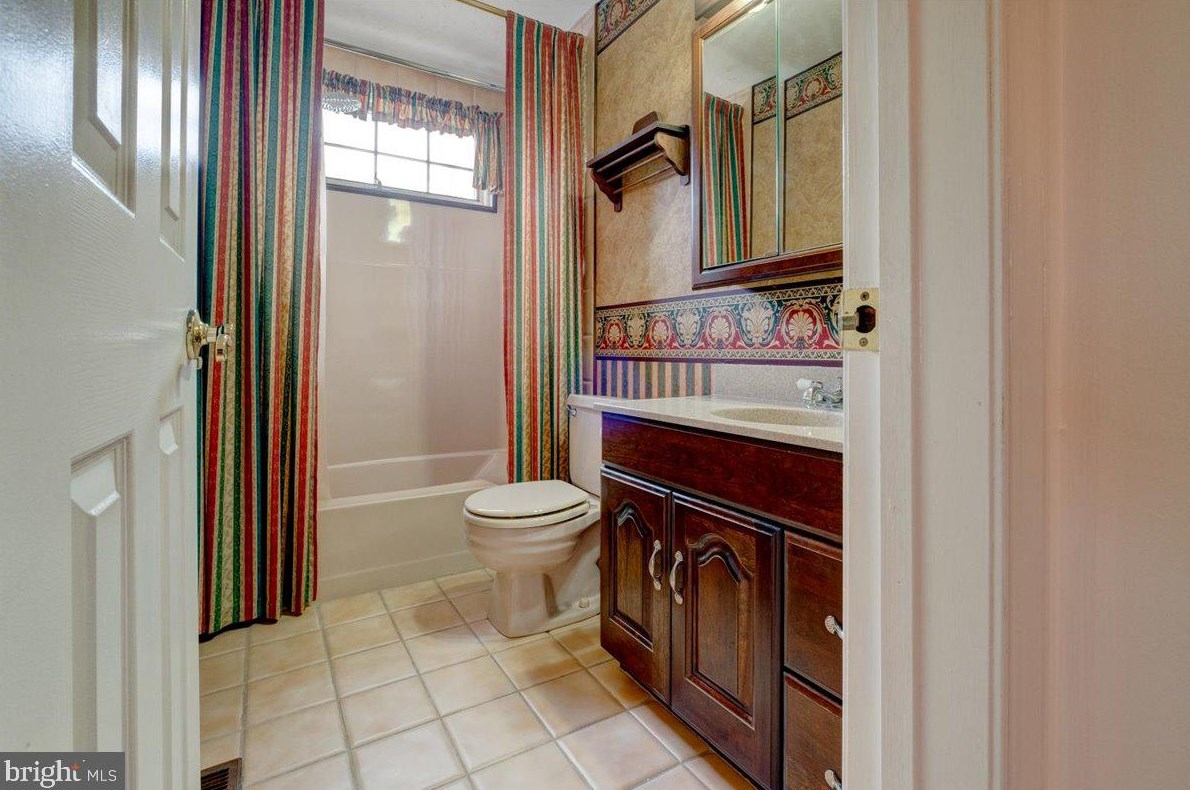 14 King Arthur Dr, Medford NJ  08055-8521 exterior