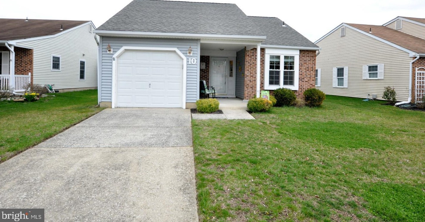 10 White Stone Ct, Mount Laurel, NJ 08054