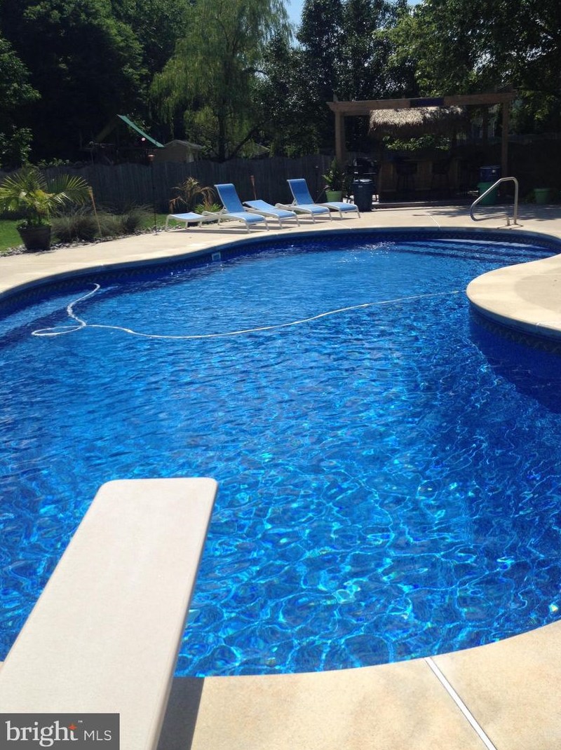 61 Horseshoe Dr, Mount Laurel, NJ 08054
