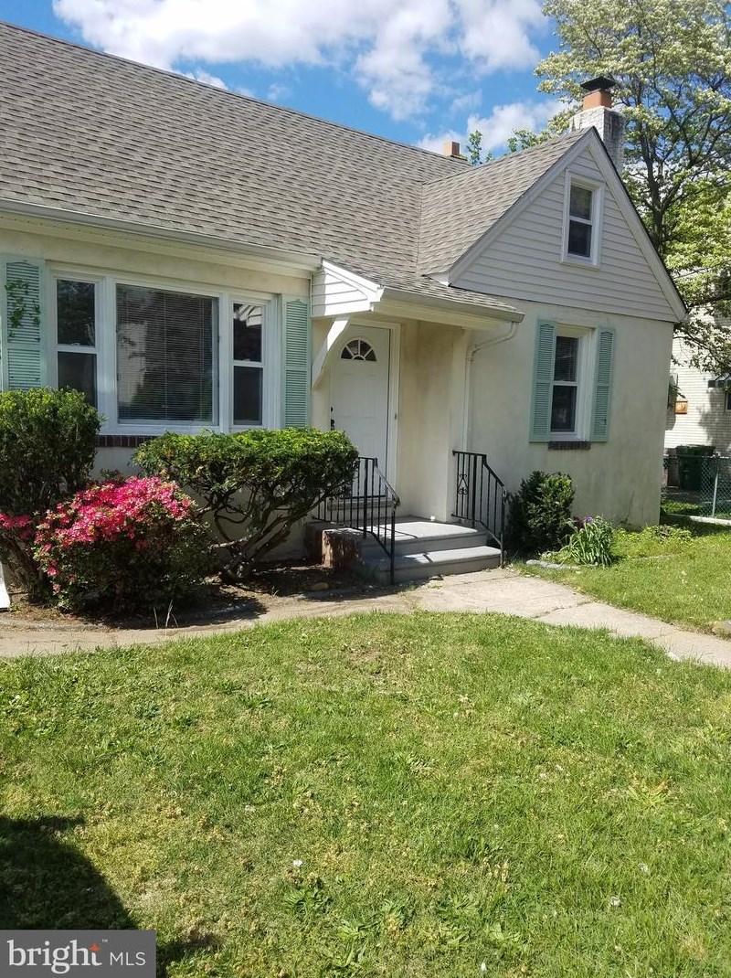 215 W 3rd St, Palmyra, NJ 08065