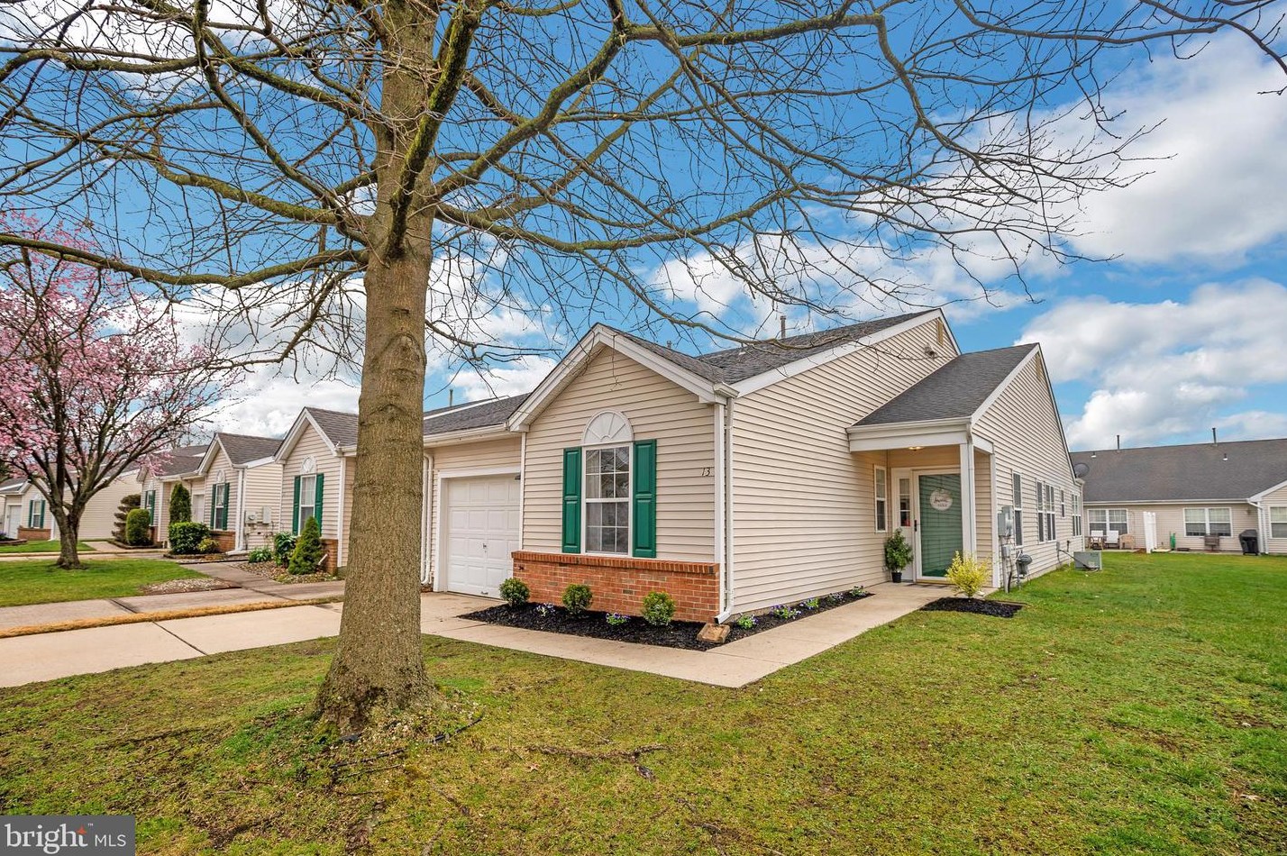 13 Goldenrod Dr, Mount Laurel, NJ 08054