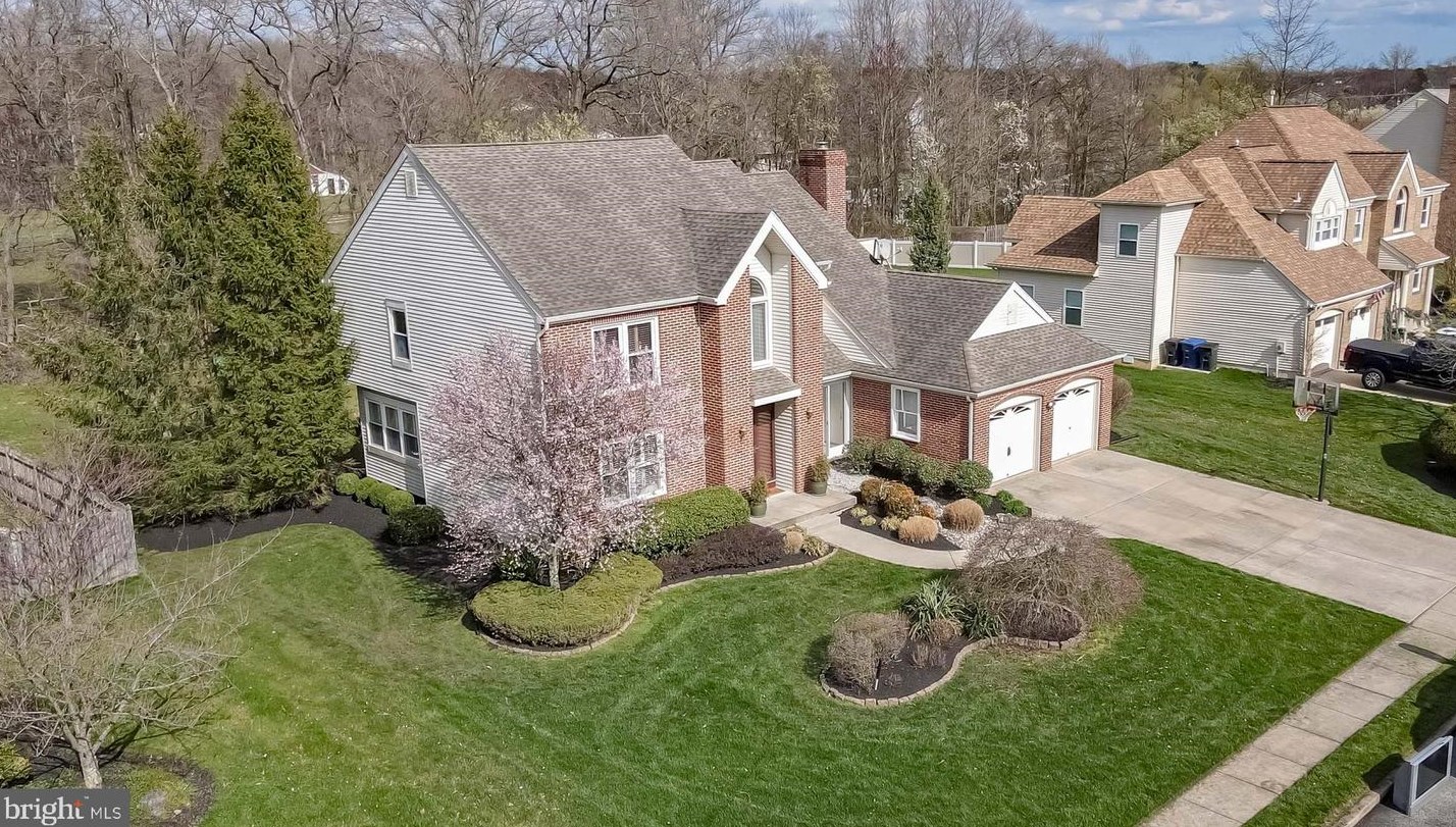 65 Horseshoe Dr, Mount Laurel, NJ 08054
