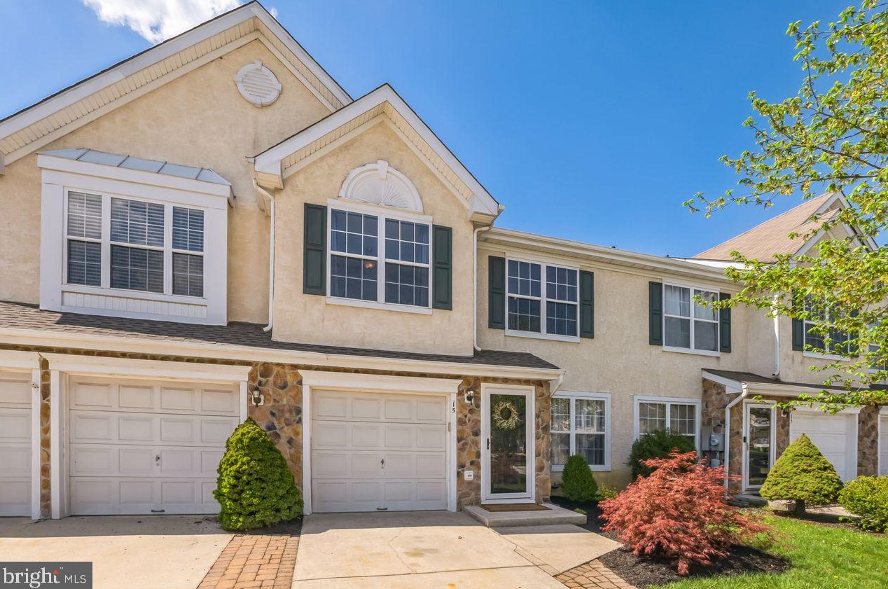15 Leighton Dr, Mount Laurel, NJ 08054