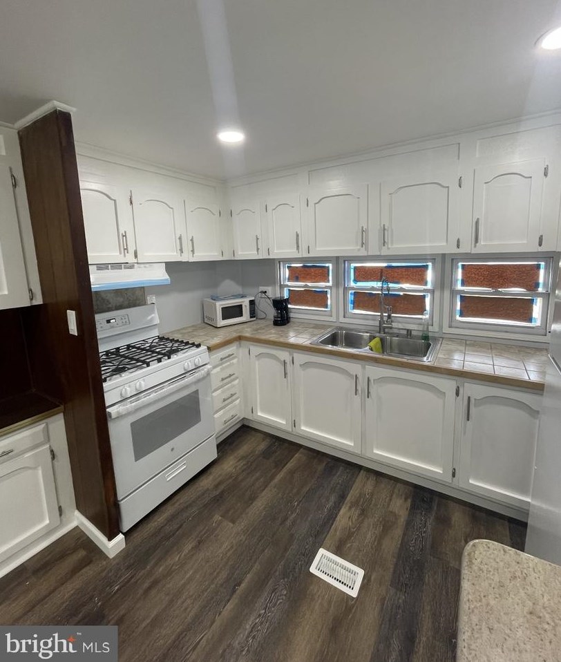 18 Edgewood Pl, Southampton NJ  08088-1610 exterior