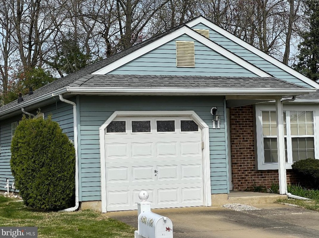 11 Fairfax Dr, Mount Laurel, NJ 08054-3026