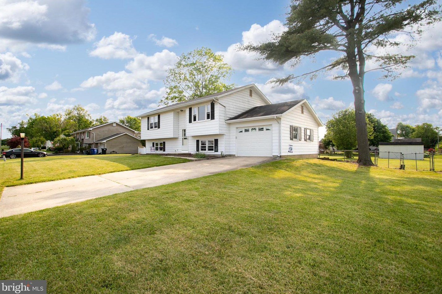 1 Hance Dr, Cookstown, NJ 08511