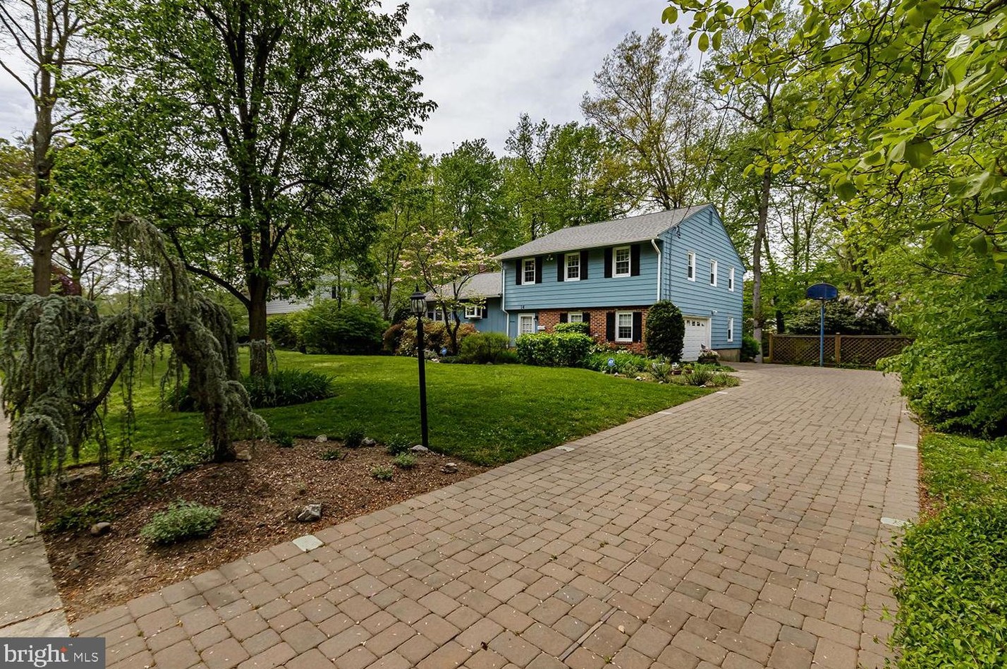14 Woodlane Dr, Moorestown, NJ 08057-2222