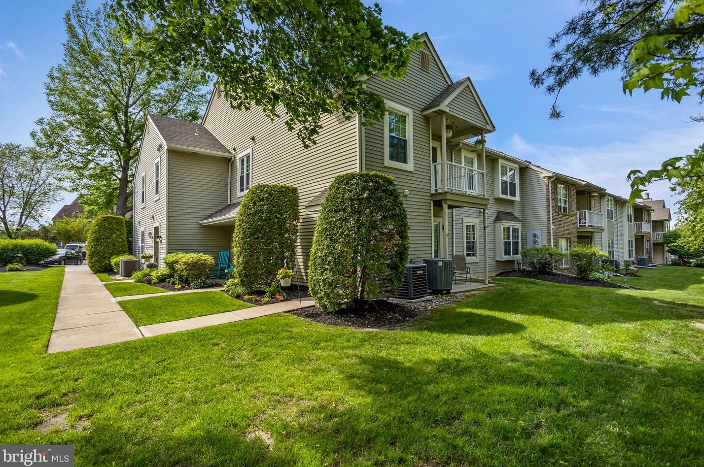 226 Thornwood Dr, Mount Laurel, NJ 08054