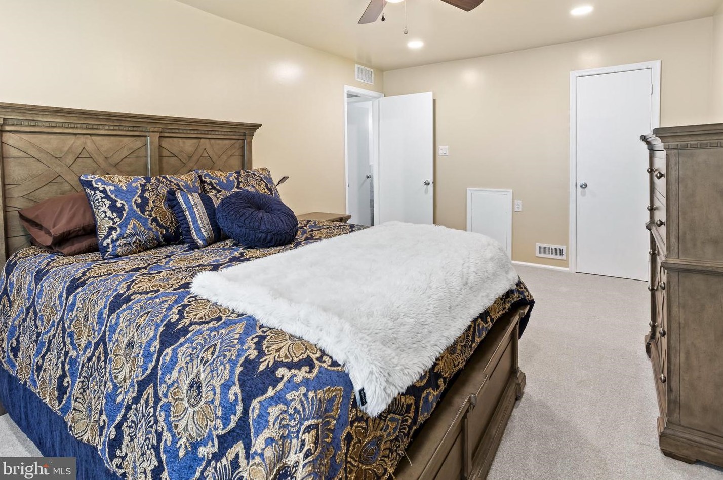 226 Thornwood Dr, Mount Laurel NJ  08054-1812 exterior