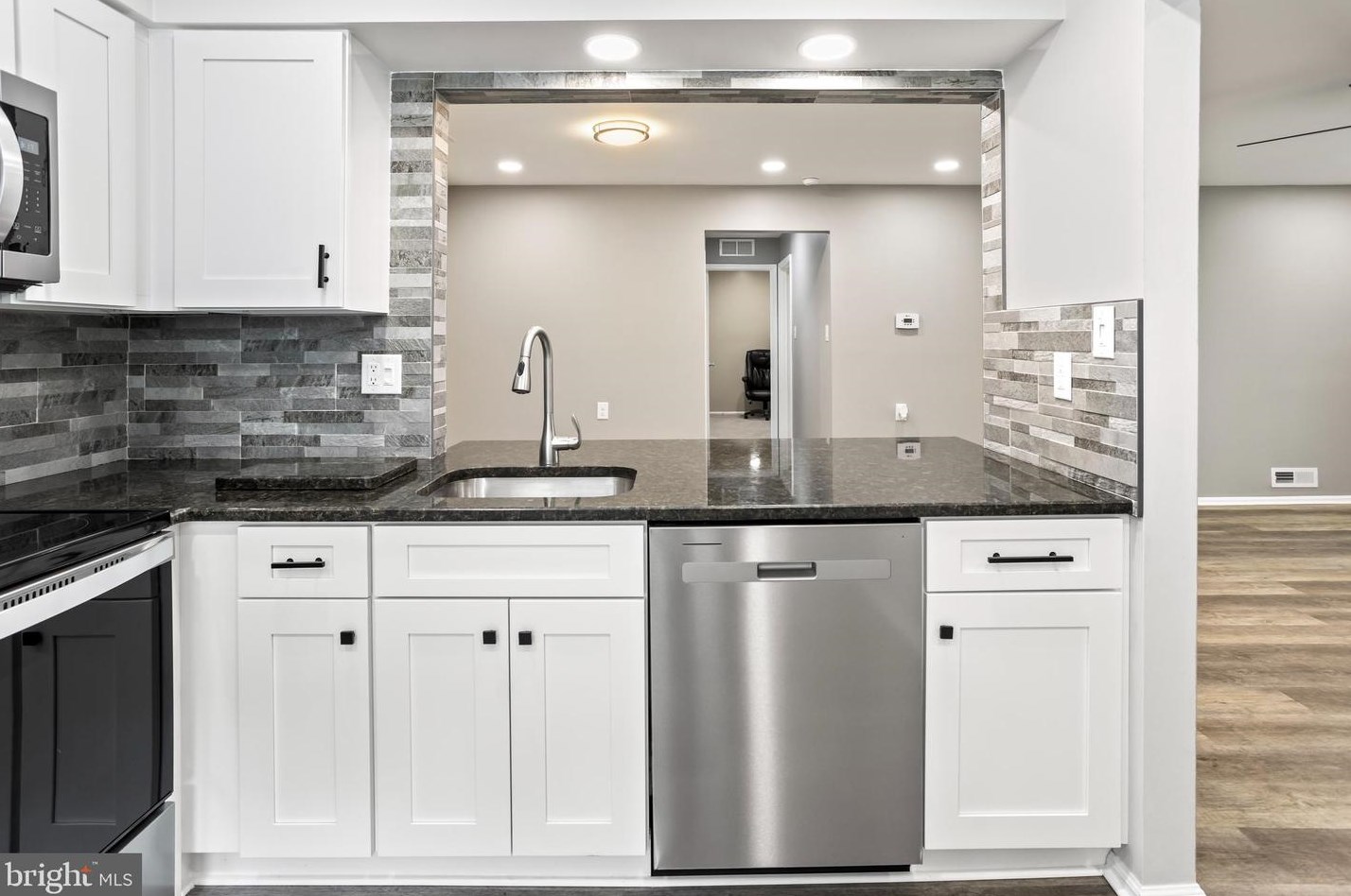 226 Thornwood Dr, Mount Laurel NJ  08054-1812 exterior