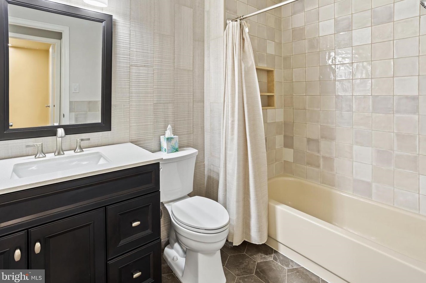 226 Thornwood Dr, Mount Laurel NJ  08054-1812 exterior