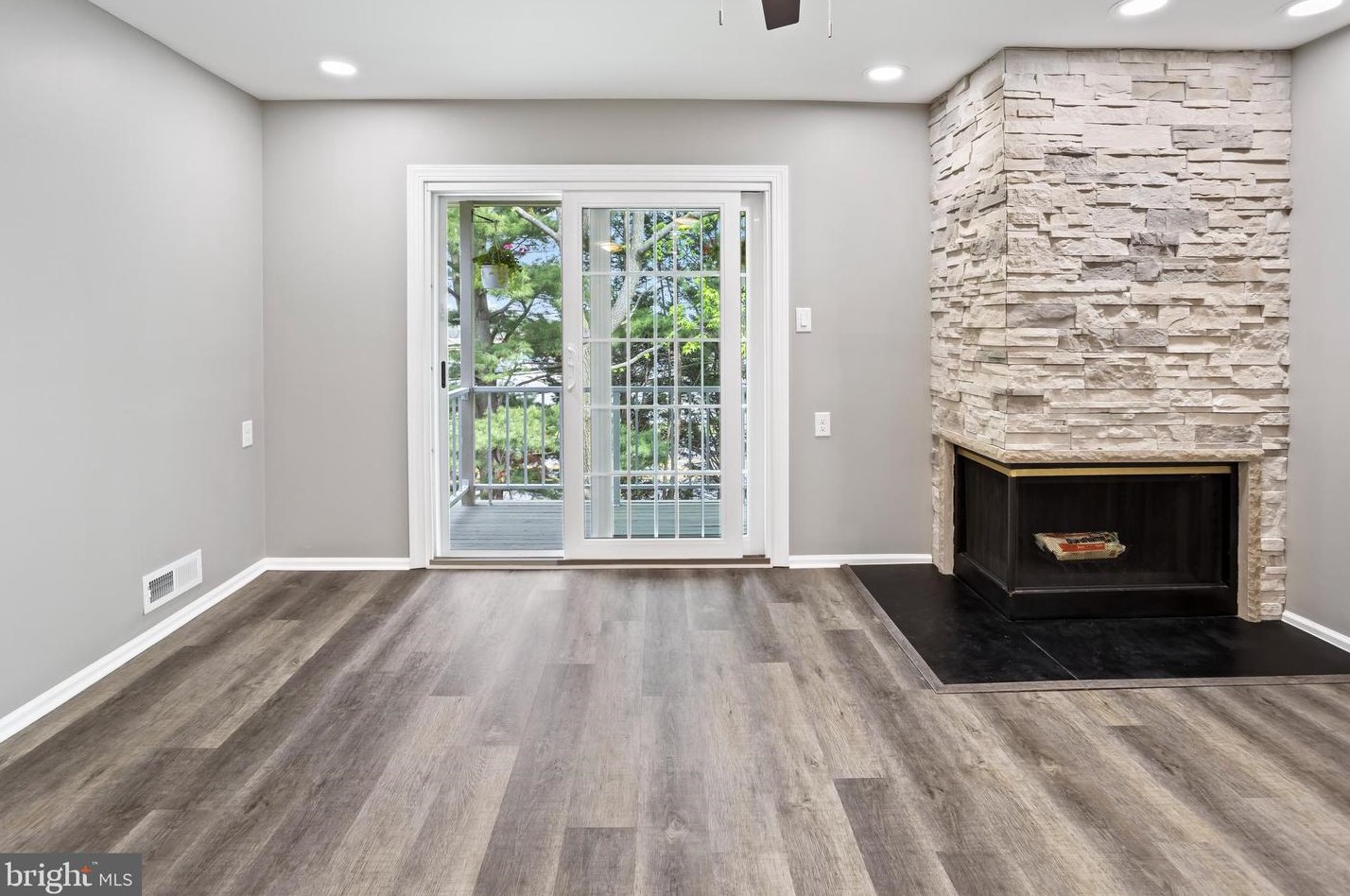 226 Thornwood Dr, Mount Laurel NJ  08054-1812 exterior