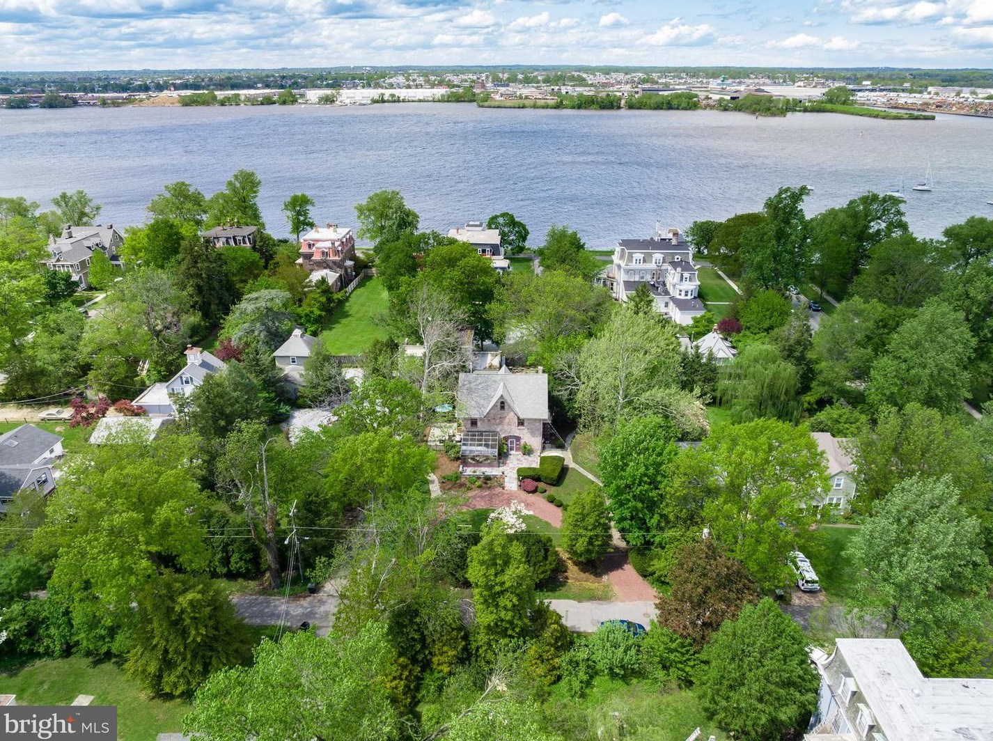 208 Carriage House Ln, Riverton, NJ 08077