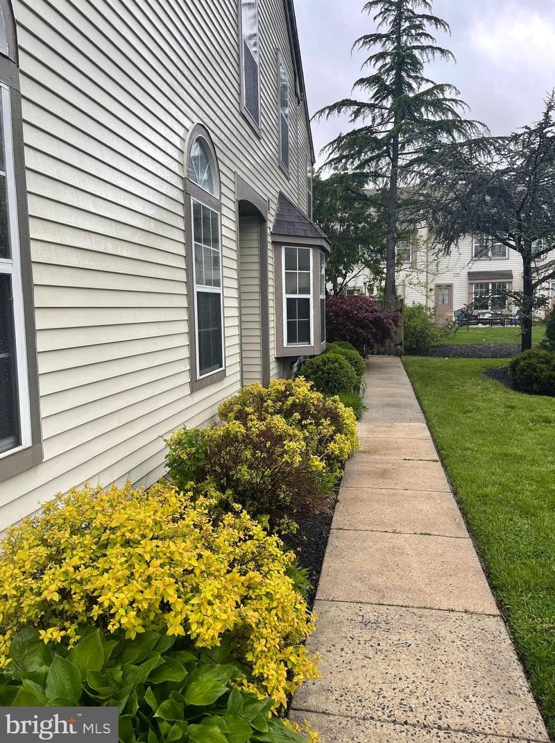 8 Alderton Ln, Mount Laurel, NJ 08054