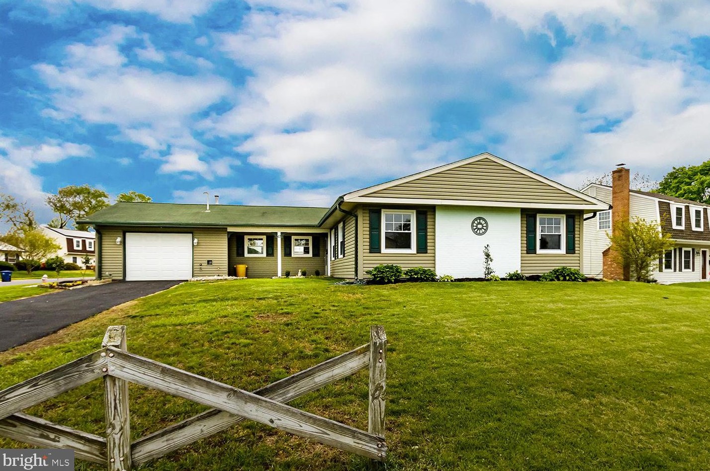 42 Twin Hill Dr, Willingboro, NJ 08046