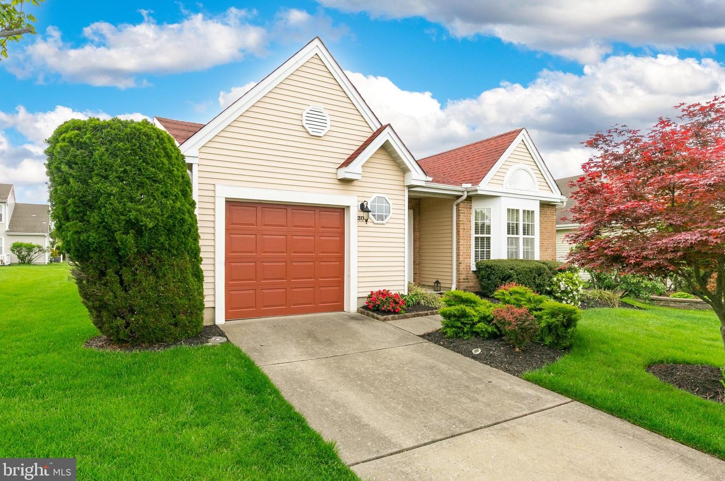 204 Dogwood Dr, Mount Laurel, NJ 08054