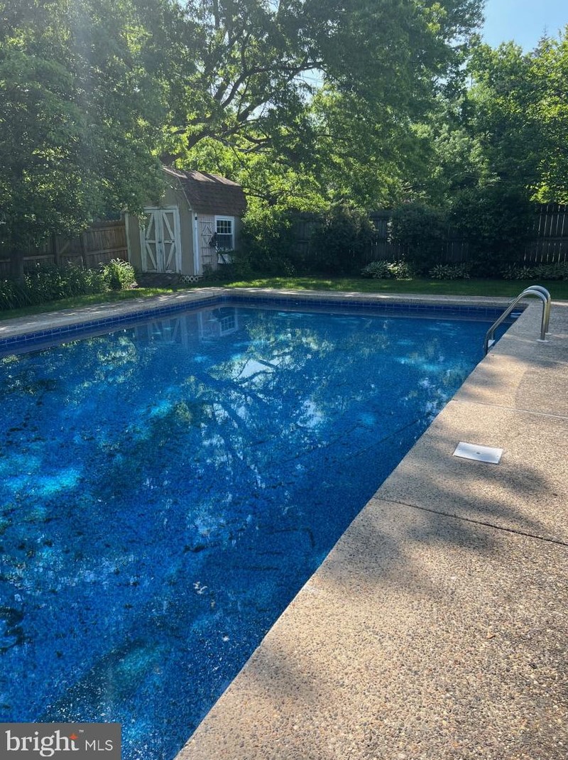 716 Hunters Ln, Mount Laurel, NJ 08054