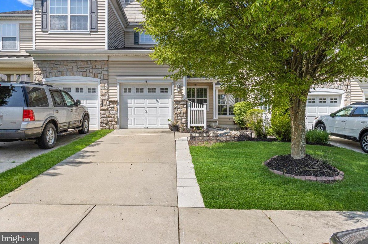 3 Crest Ct, Mount Laurel, NJ 08054