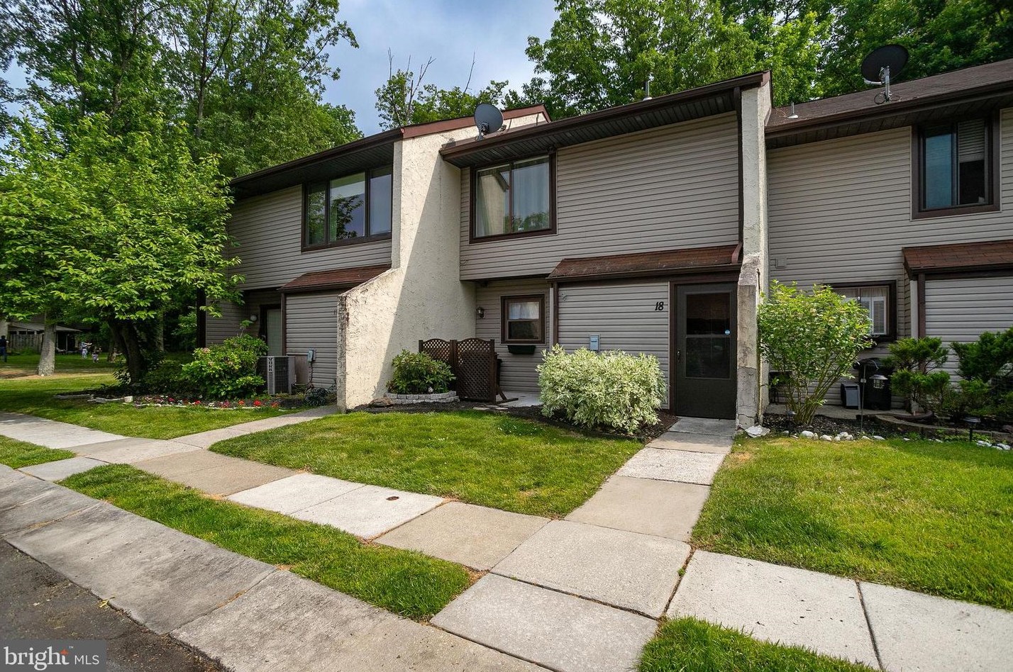 18 W Azalea Ln, Mount Laurel, NJ 08054