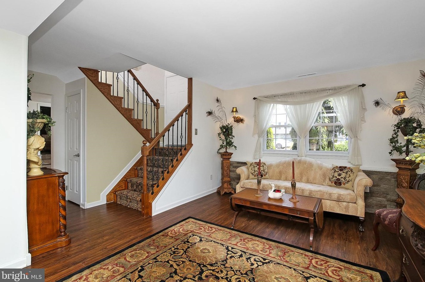 12 Cynwyd Dr, Burlington, NJ 08016-2358