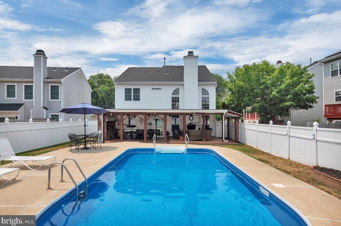 1 Arrowhead Dr, Burlington NJ 08016-3946 exterior