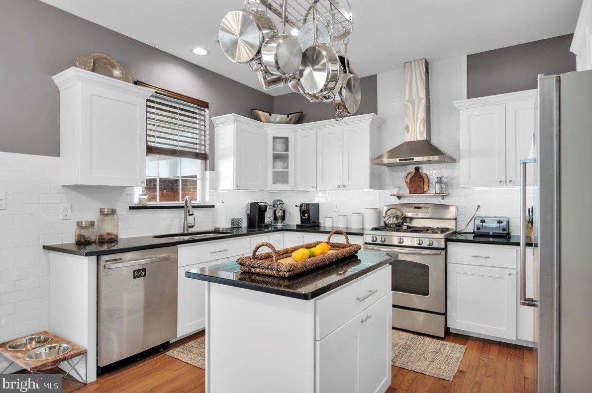 1 Arrowhead Dr, Burlington NJ 08016-3946 exterior