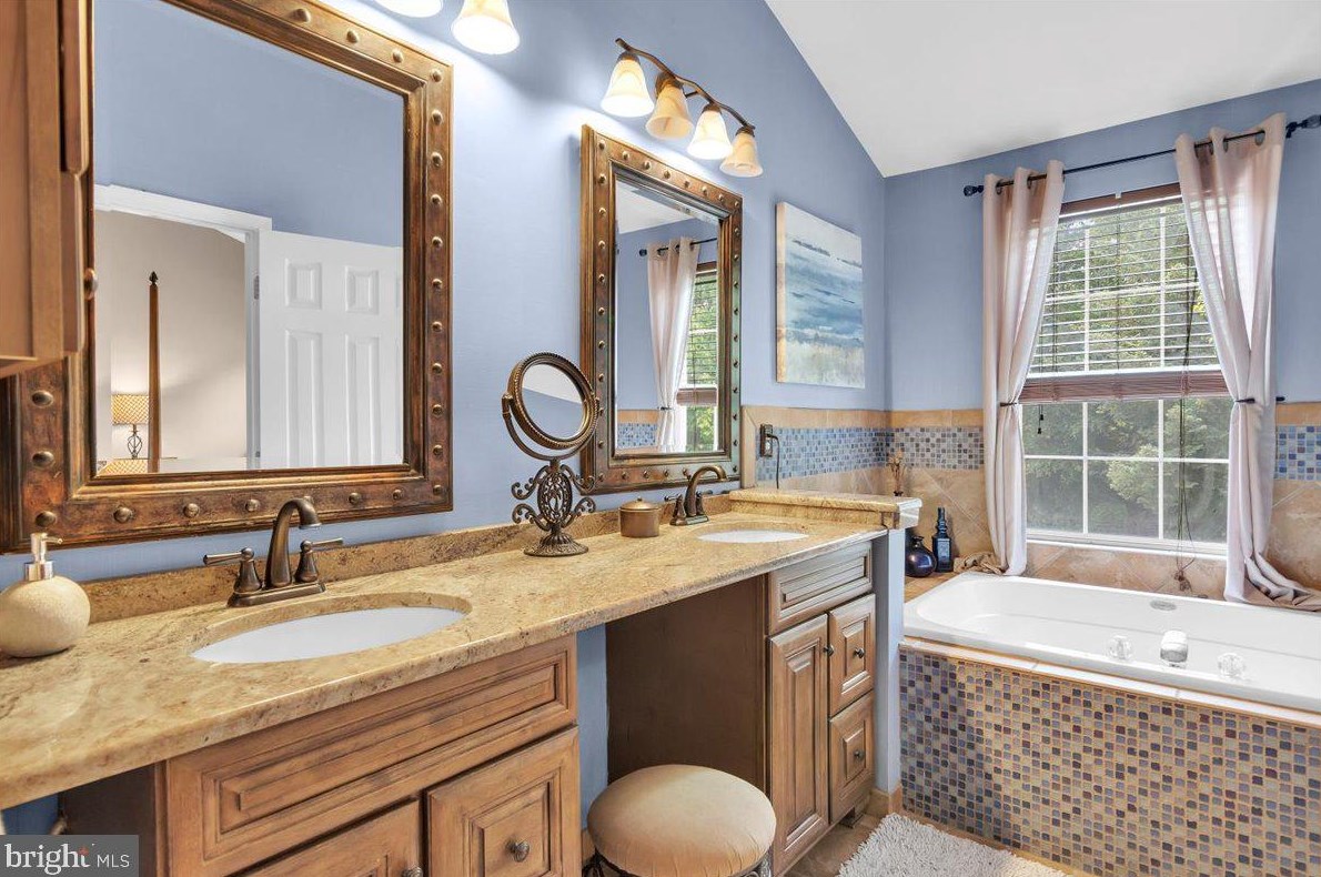 1 Arrowhead Dr, Burlington NJ 08016-3946 exterior