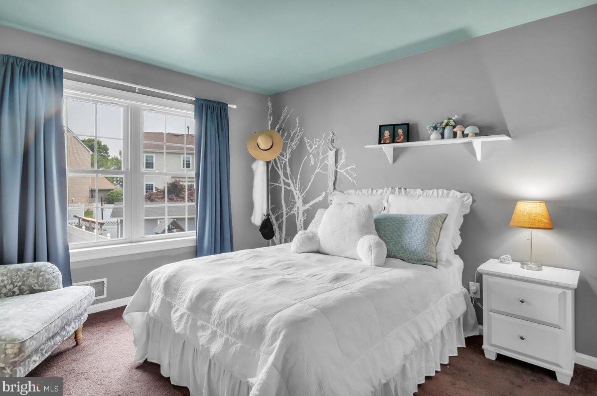 1 Arrowhead Dr, Burlington NJ 08016-3946 exterior