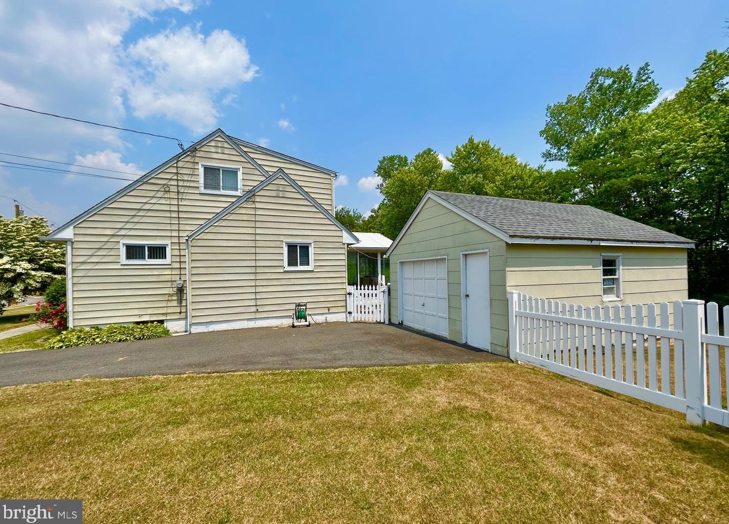 82 Charles Bossert Dr, Chesterfield, NJ 08505-2754