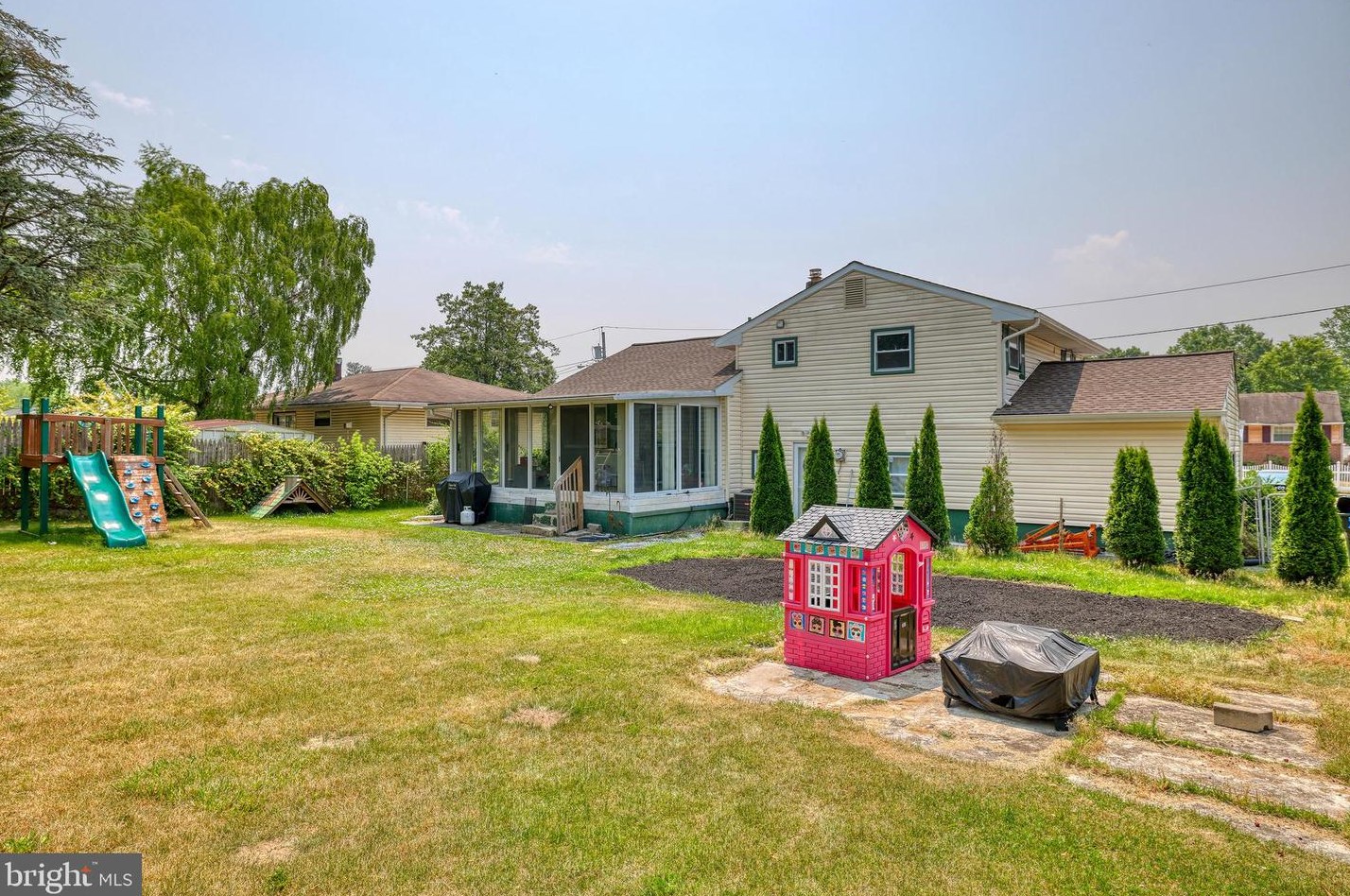 11 Lancaster Dr, Burlington NJ  08016-2909 exterior