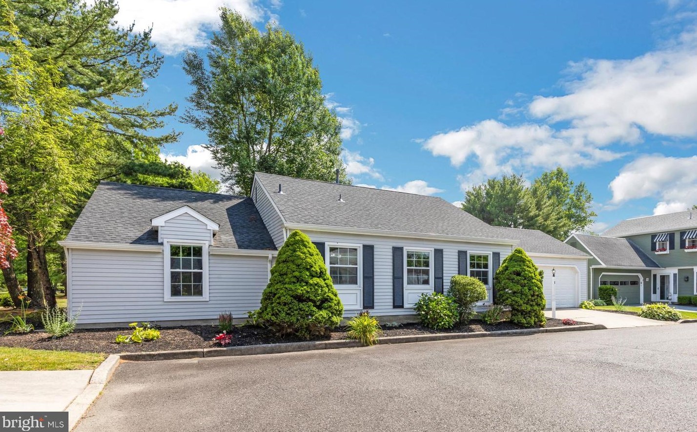 7 Woodmont Ct, Medford, NJ 08055-9311