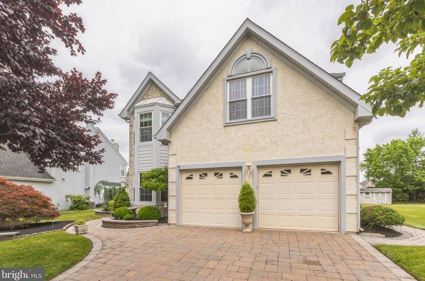 10 Moorfield Ct, Mount Laurel, NJ 08054