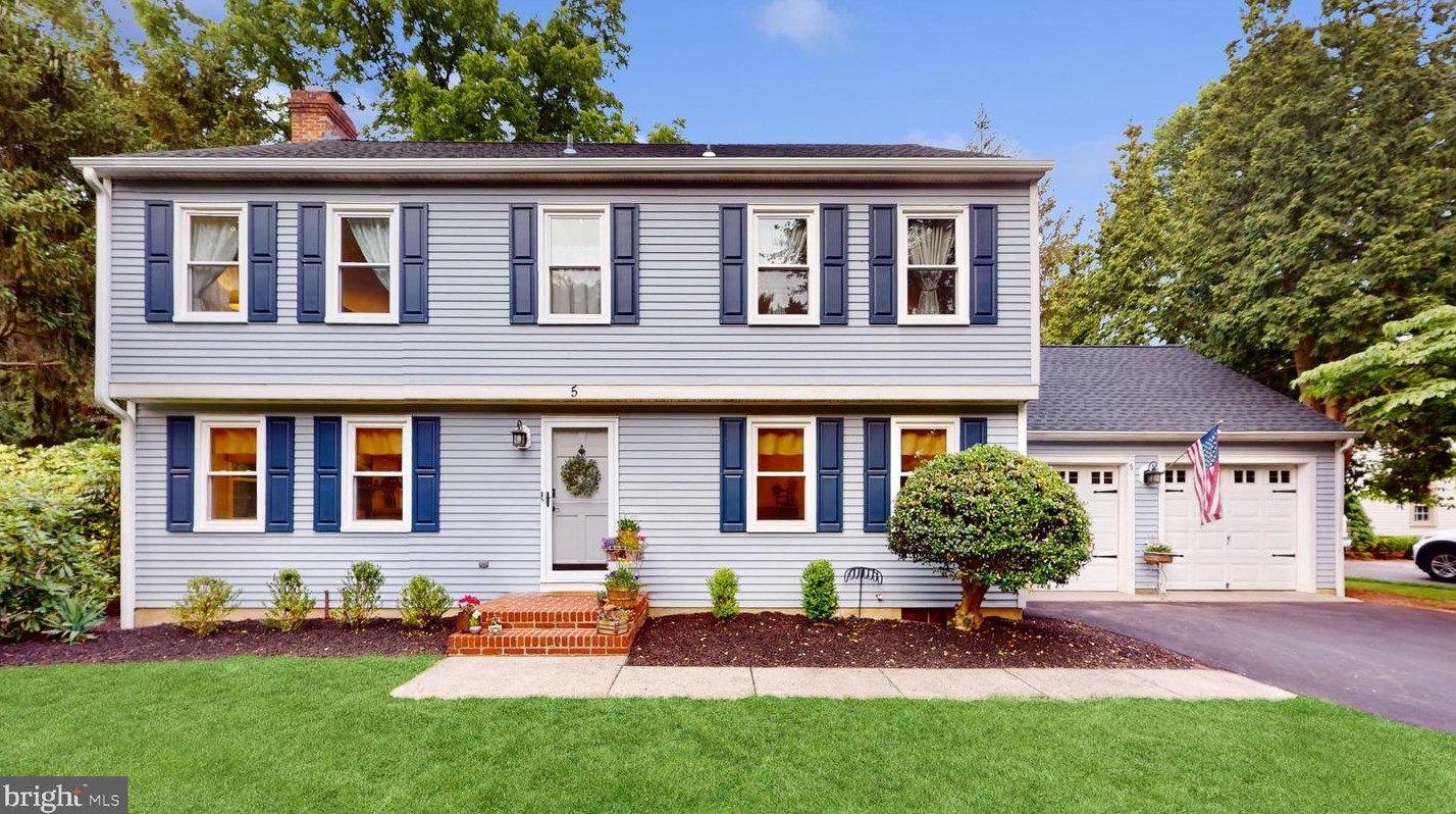 5 Circle Dr, Moorestown, NJ 08057