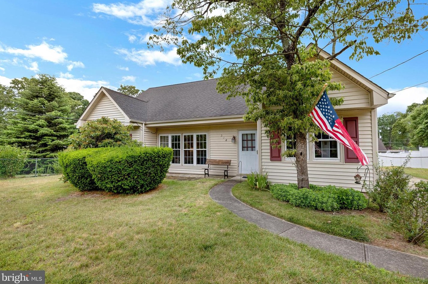 318 Linden Ln, Mount Laurel, NJ 08054