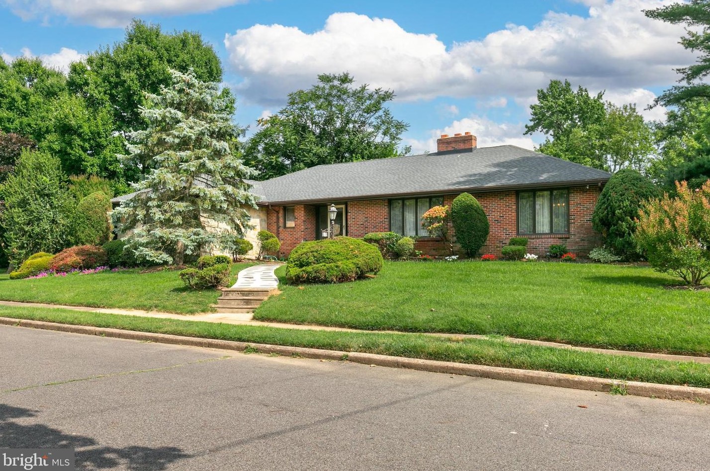 20 8th St, Burlington, NJ 08016-3214