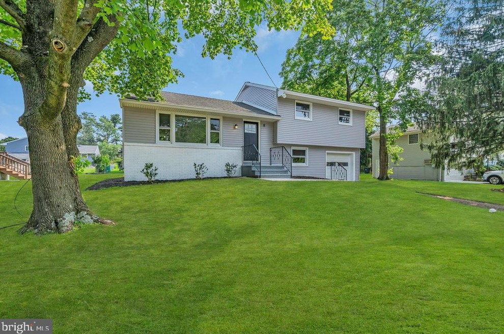 8 Walnut Dr, Burlington, NJ 08016-3110