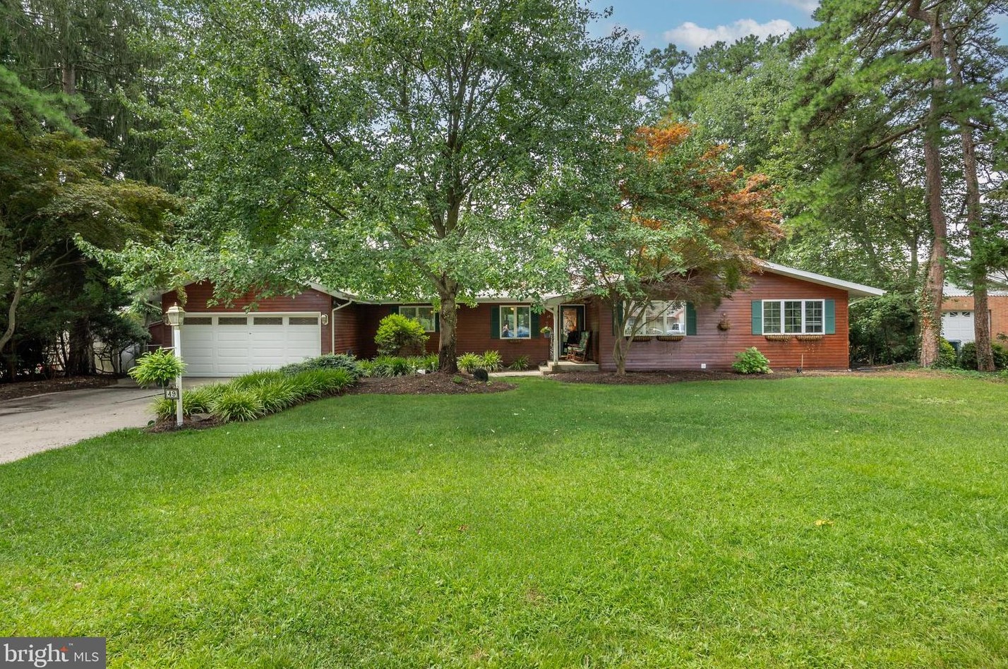49 Lakeside Dr, Medford, NJ 08055-9205