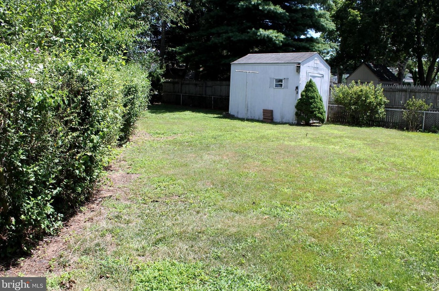 405 Holmes Dr, Burlington NJ 08016-2815 exterior