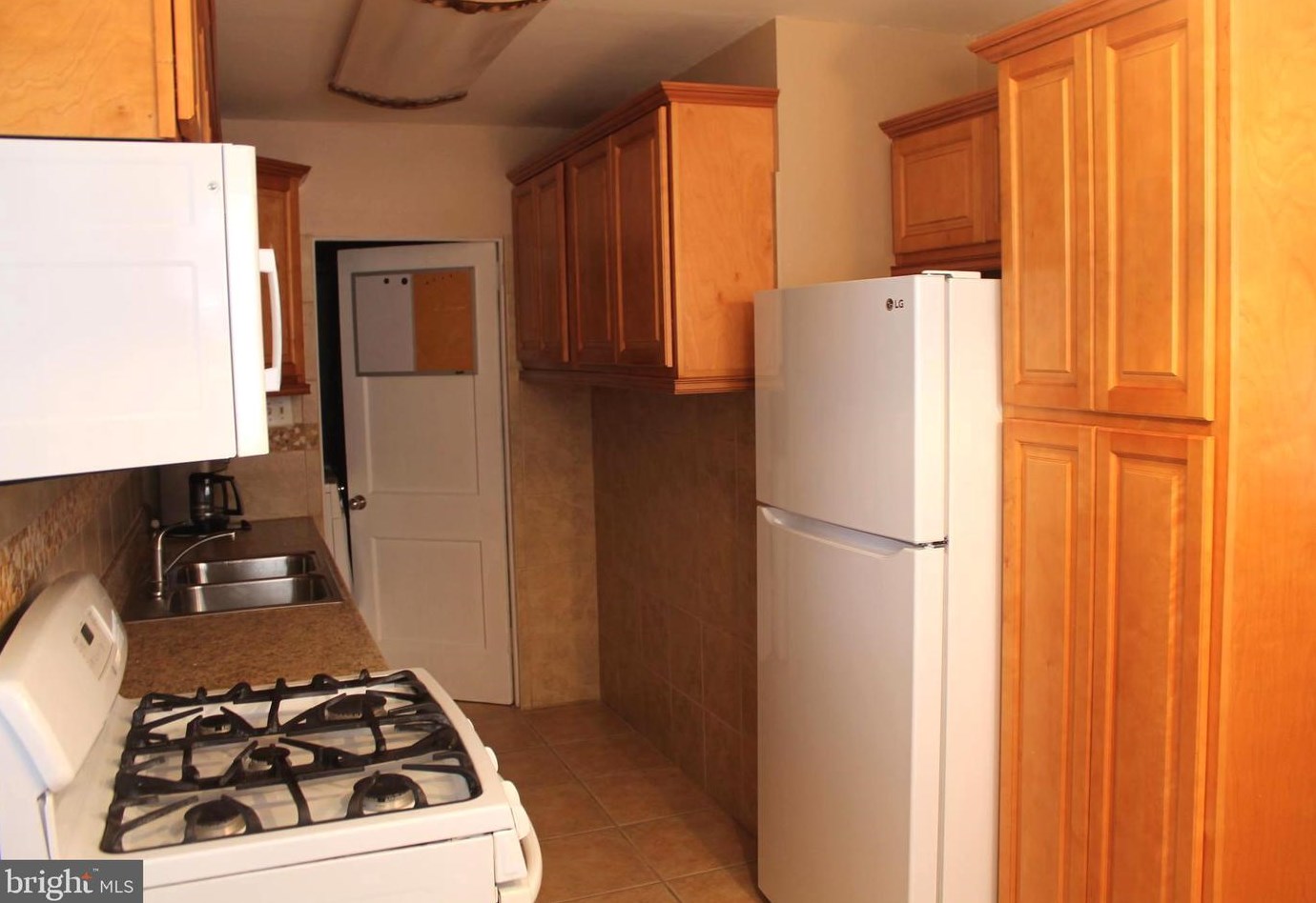 405 Holmes Dr, Burlington NJ 08016-2815 exterior