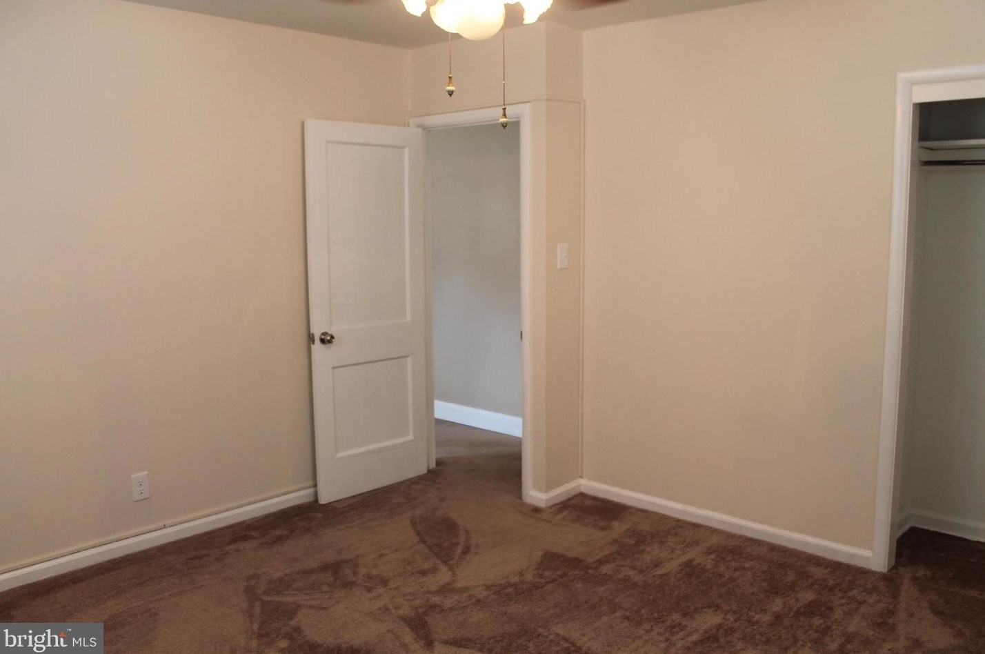 405 Holmes Dr, Burlington NJ 08016-2815 exterior