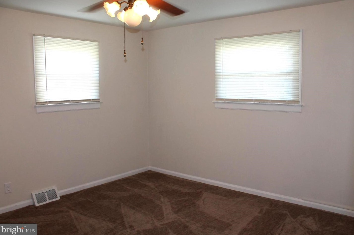 405 Holmes Dr, Burlington NJ 08016-2815 exterior