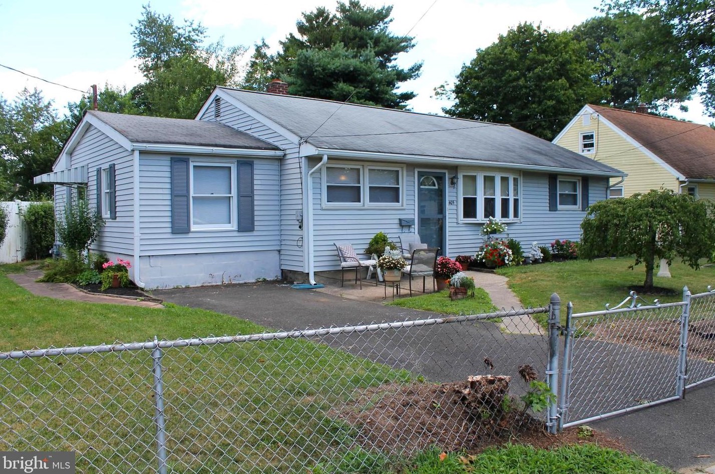 405 Holmes Dr, Burlington NJ 08016-2815 exterior