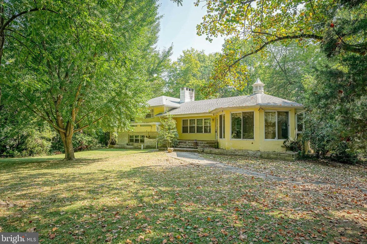 422 Bridgeboro Rd, Moorestown, NJ 08057