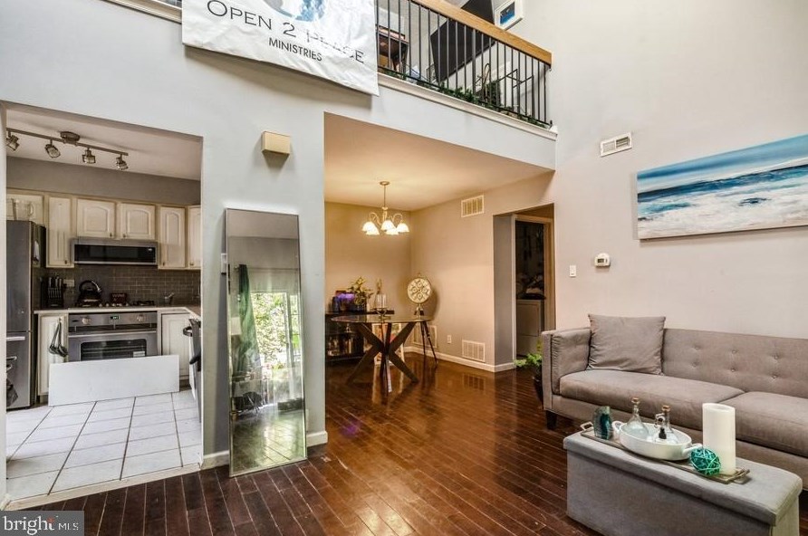 706 Sedgefield Dr, Mount Laurel, NJ 08054-1853