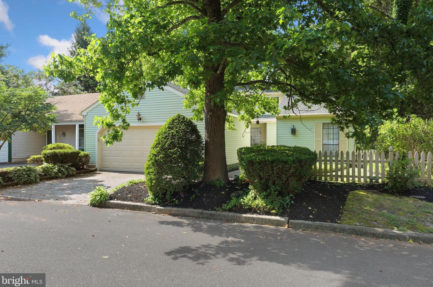 2 Westwood Ct, Medford, NJ 08055-9327