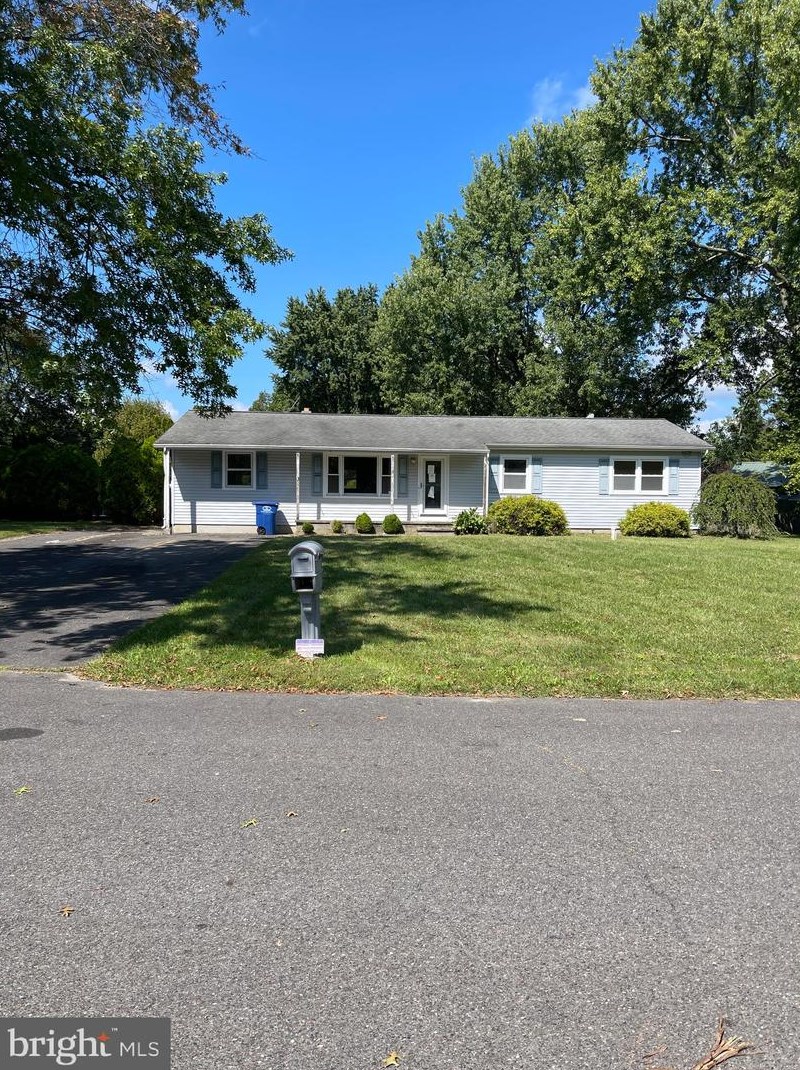 11 Hanover Dr, Cookstown, NJ 08511