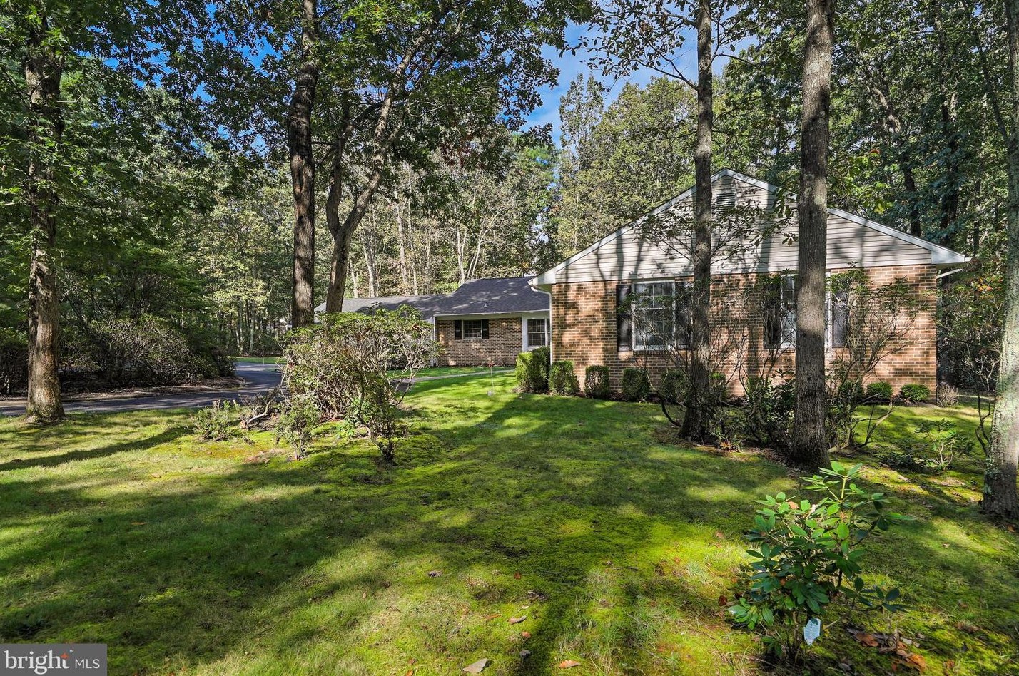 6 Tudor Ct, Medford, NJ 08055