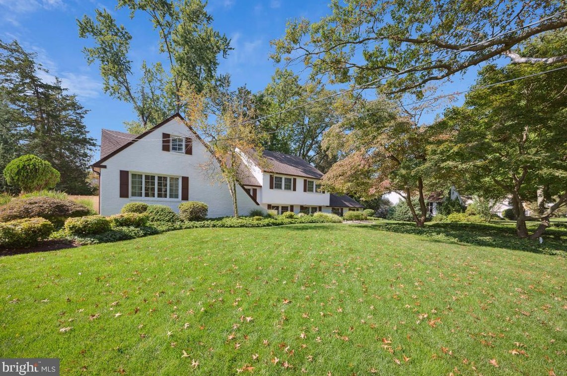 732 Stonehouse Rd, Moorestown, NJ 08057-2121