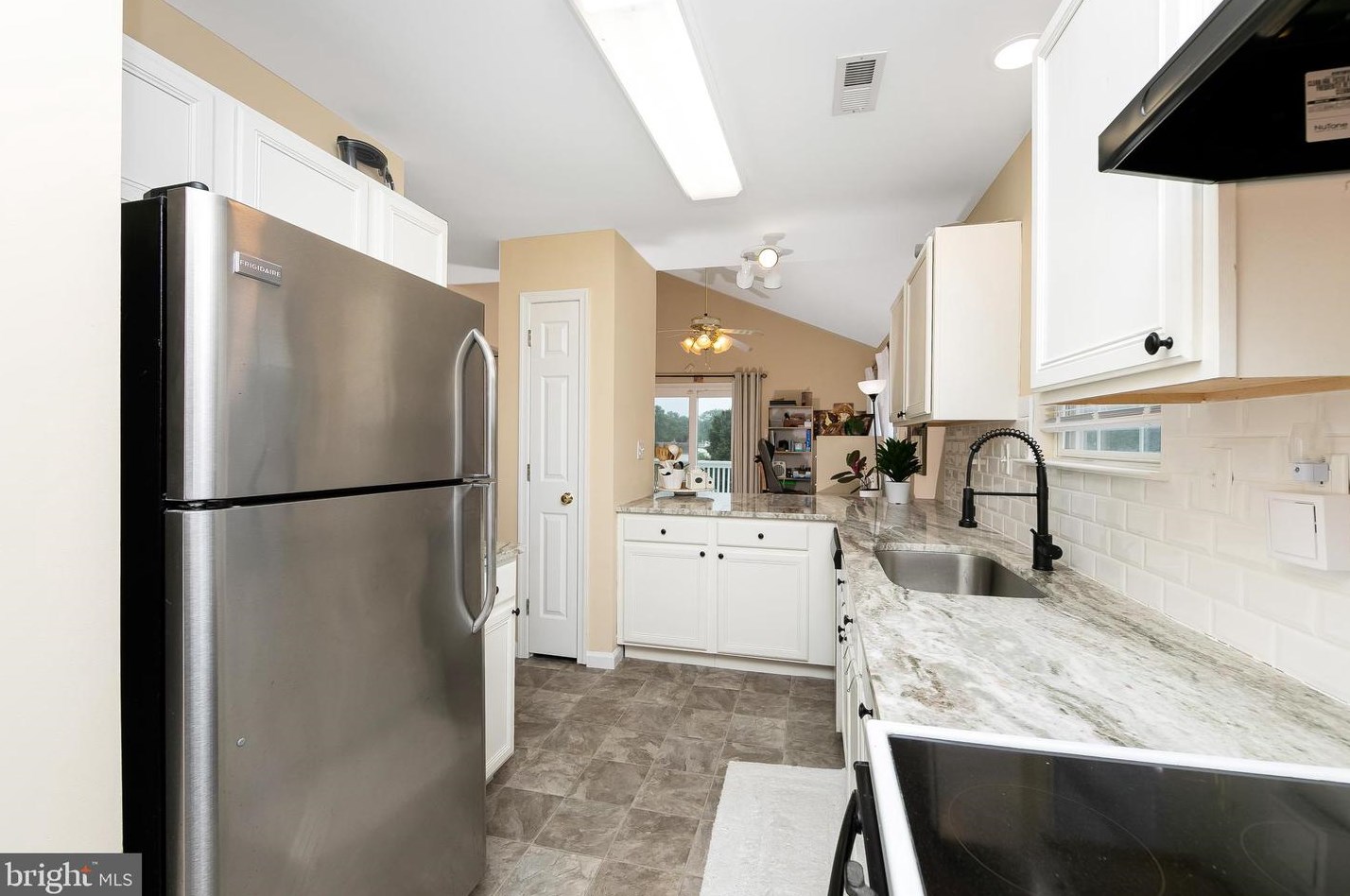 106 Alexander Rd, Beverly NJ  08010-3112 exterior