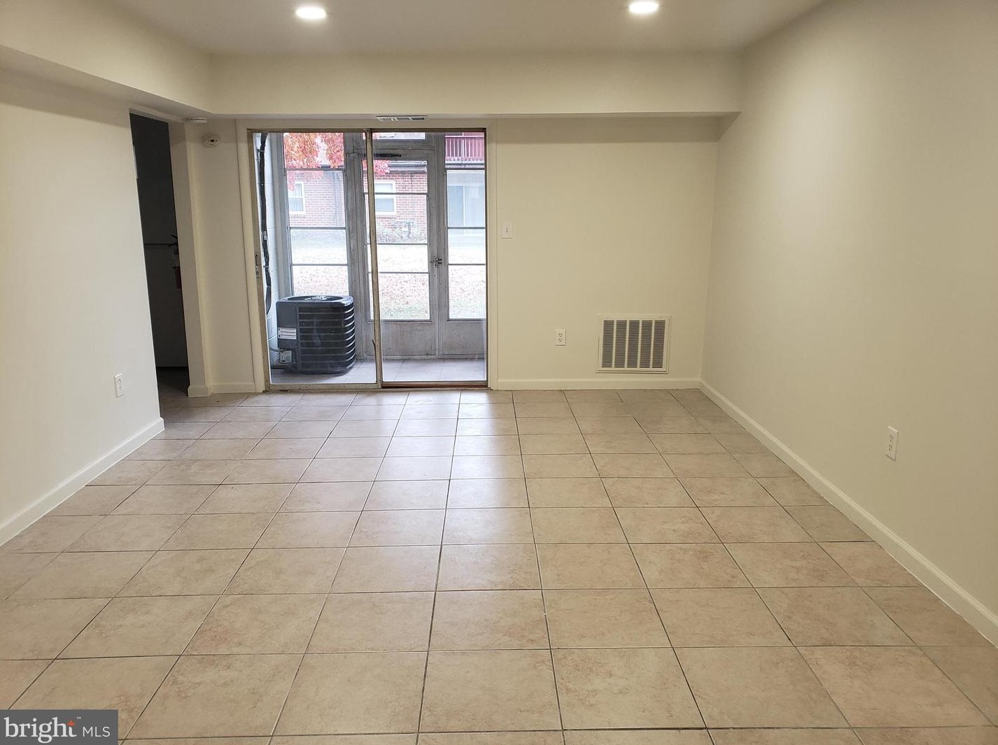 1247 Liberte Ct, Burlington NJ  08016-2243 exterior